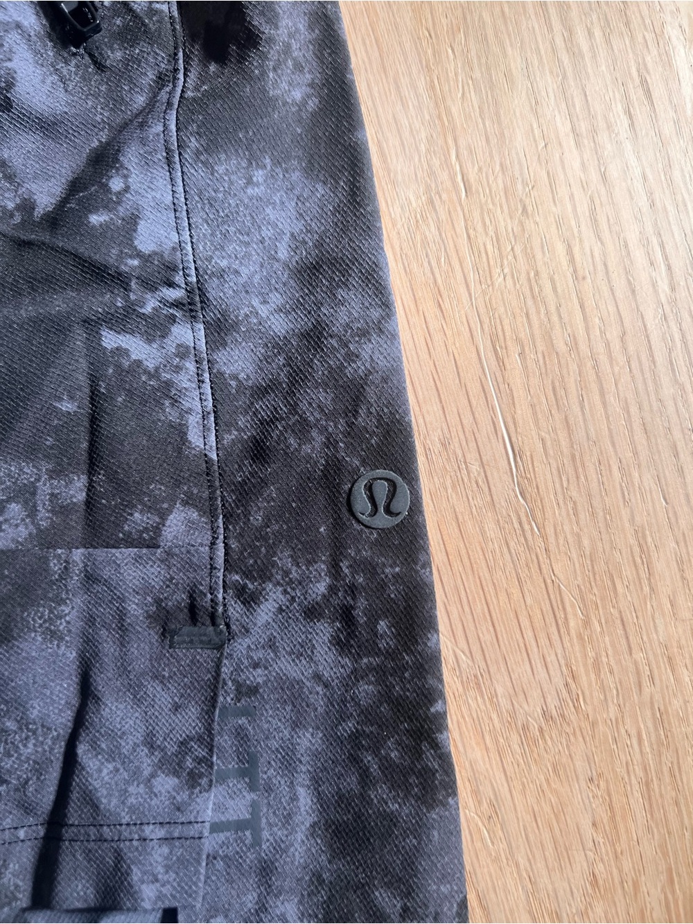 lululemon athletica Men’s Black & Gray Marble Print Athletic Shorts - Picture 2 of 3